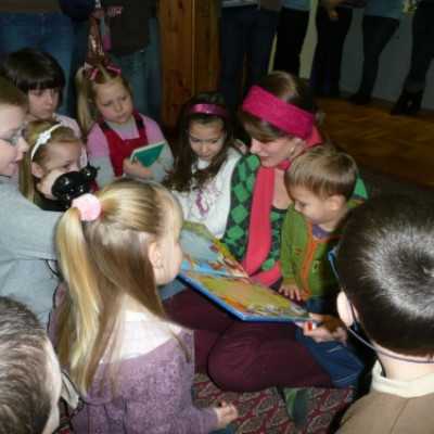 Mikulásváró ünnepség a hematológiai osztályon Domokos Fannival az X-faktor döntõsével - adó, 1%, alapítvány, támogatás