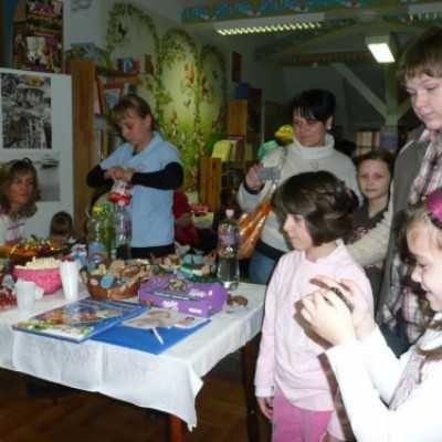 Mikulásváró ünnepség a hematológiai osztályon Domokos Fannival az X-faktor döntõsével - adó, 1%, alapítvány, támogatás