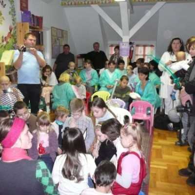 Mikulásváró ünnepség a hematológiai osztályon Domokos Fannival az X-faktor döntõsével - adó, 1%, alapítvány, támogatás