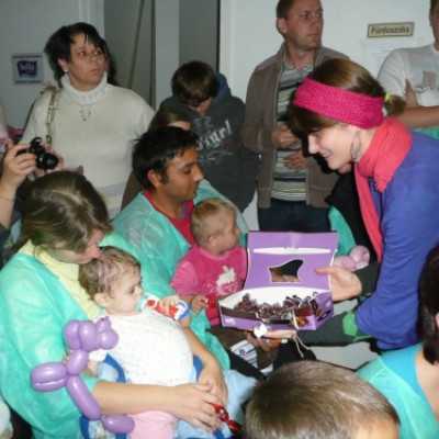 Mikulásváró ünnepség a hematológiai osztályon Domokos Fannival az X-faktor döntõsével - adó, 1%, alapítvány, támogatás