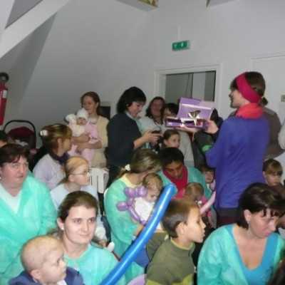 Mikulásváró ünnepség a hematológiai osztályon Domokos Fannival az X-faktor döntõsével - adó, 1%, alapítvány, támogatás