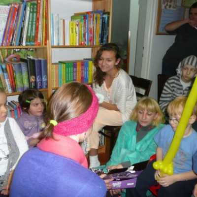 Mikulásváró ünnepség a hematológiai osztályon Domokos Fannival az X-faktor döntõsével - adó, 1%, alapítvány, támogatás