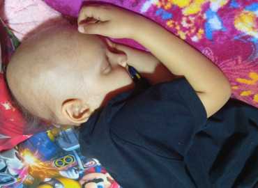 A daganat elzárta a légutat, az életéért küzd Dominik!