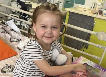 Lara 3 évesen leukémiával küzd, Miskolcon kezelik!