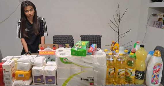 Élelmiszercsomag átadása Jázmin és családjának!